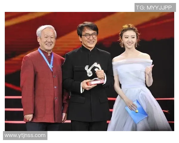 与足球明星亲密合影的粉丝们分享他们的快乐与梦想